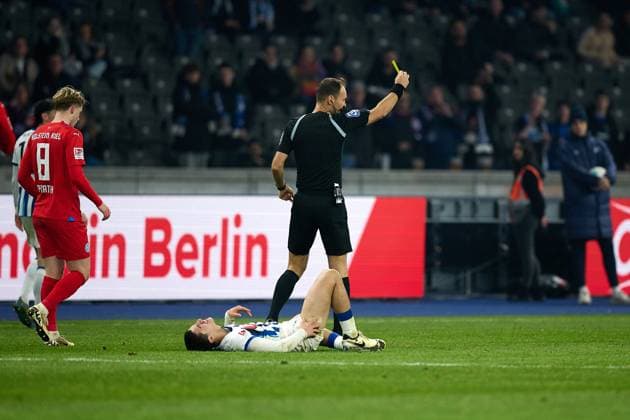 Foul an Ibrahim Maza (Hertha BSC, 30), gelbe Karte GER, Hertha BSC vs. Holstein Kiel, Fussball Herren, 2. Bundesliga, Saison 2023 2024, 24. Spieltag, 01.03.2024. (DFL REGULATIONS PROHIBIT ANY USE OF PHOTOGRAPHS AS IMAGE SEQUENCES AND OR QUASI - VIDEO). GER, Hertha BSC vs. Holstein Kiel, Fussball Herren, 2. Bundesliga, Saison 2023 2024, 24. Spieltag, 01.03.2024. Berlin