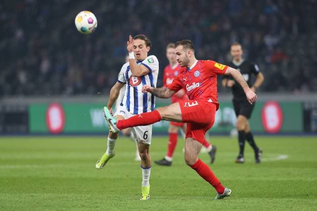01.03.2024, xtgx, Fussball - 2.Bundesliga, Hertha BSC Berlin - Holstein Kiel emspor, v.l. Michael Karbownik (Hertha, 6), Marco Komenda (Kiel, 3) Zweikampf, Duell, Kampf, tackle (DFL DFB REGULATIONS PROHIBIT ANY USE OF PHOTOGRAPHS as IMAGE SEQUENCES and or QUASI-VIDEO) Berlin