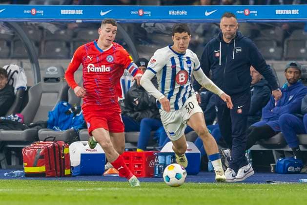 Zweikampf zwischen Philipp Sander (Holstein Kiel, 16) und Ibrahim Maza (Hertha BSC Berlin, 30). Fussball: 2. Bundesliga, Saison 2023 2024, 24. Spieltag, Hertha BSC - Holstein Kiel am 01.03.2024 im Olympiastadion in Berlin. Wichtiger Hinweis: Gemaess den Vorgaben der DFL Deutsche Fussball Liga bzw. des DFB Deutscher Fussball-Bund ist es untersagt, in dem Stadion und oder vom Spiel angefertigte Fotoaufnahmen in Form von Sequenzbildern und oder videoaehnlichen Fotostrecken zu verwerten bzw. verwerten zu lassen. Foto: Kirchner-Media TH