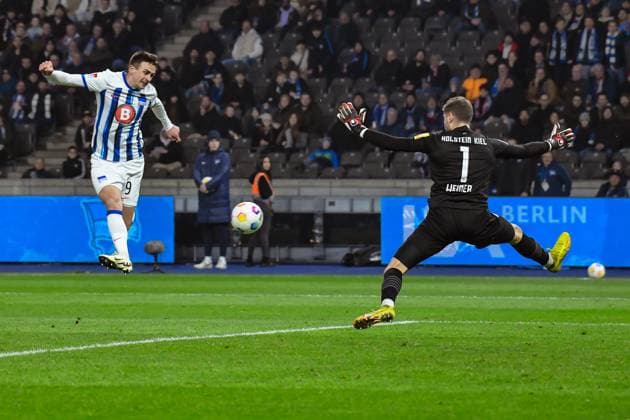 Fussball 2. Bundesliga, Hertha BSC - Holstein Kiel 01.03.2024, xdanx, Fussball 2. Bundesliga, Hertha BSC - Holstein Kiel, v.l. Smail Prevljak (Hertha BSC 9),Timon Weiner (Holstein Kiel 1),Torchance (DFL DFB REGULATIONS PROHIBIT ANY USE OF PHOTOGRAPHS as IMAGE SEQUENCES and or QUASI-VIDEO) Foto: Daniel Lakomski Mix1 Berlin Olympiastadion Berlin Berlin Deutschland (DE)