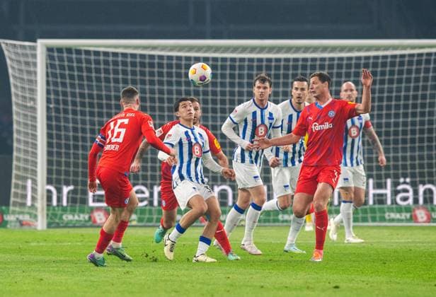 Fussball, Herren, Saison 2023 2024, 2. Bundesliga (24. Spieltag), Hertha BSC - Holstein Kiel, v. l. Philipp Sander (Holstein Kiel), Ibrahim Maza (Hertha BSC), Patrick Erras (Holstein Kiel), 01.03. 2024,