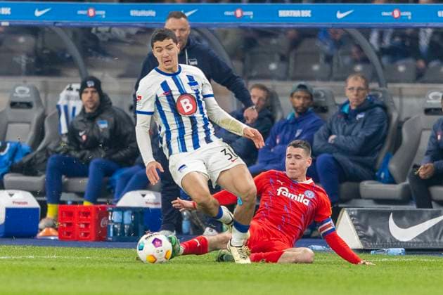 Foulspiel von Philipp Sander (Holstein Kiel, 16) an Ibrahim Maza (Hertha BSC Berlin, 30). Fussball: 2. Bundesliga, Saison 2023 2024, 24. Spieltag, Hertha BSC - Holstein Kiel am 01.03.2024 im Olympiastadion in Berlin. Wichtiger Hinweis: Gemaess den Vorgaben der DFL Deutsche Fussball Liga bzw. des DFB Deutscher Fussball-Bund ist es untersagt, in dem Stadion und oder vom Spiel angefertigte Fotoaufnahmen in Form von Sequenzbildern und oder videoaehnlichen Fotostrecken zu verwerten bzw. verwerten zu lassen. Foto: Kirchner-Media TH