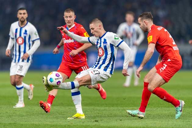 Pal Dardai (Hertha BSC Berlin, 27) legt den Ball umMarco Komenda (Holstein Kiel, 03) herum. Fussball: 2. Bundesliga, Saison 2023 2024, 24. Spieltag, Hertha BSC - Holstein Kiel am 01.03.2024 im Olympiastadion in Berlin. Wichtiger Hinweis: Gemaess den Vorgaben der DFL Deutsche Fussball Liga bzw. des DFB Deutscher Fussball-Bund ist es untersagt, in dem Stadion und oder vom Spiel angefertigte Fotoaufnahmen in Form von Sequenzbildern und oder videoaehnlichen Fotostrecken zu verwerten bzw. verwerten zu lassen. Foto: Kirchner-Media TH