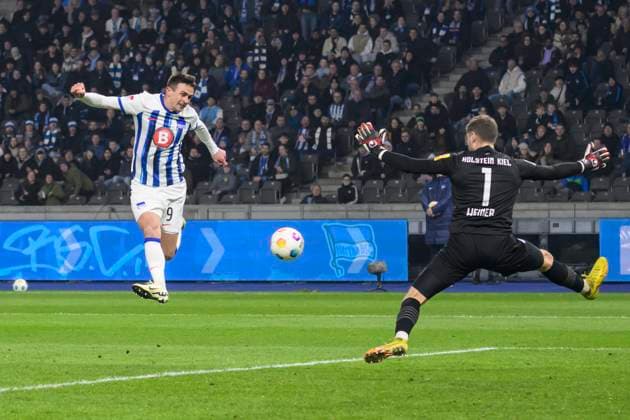 v.l. Smail Prevljak (Hertha BSC, 09), Timon Weiner ( Holstein Kiel, 01), Hertha BSC - Holstein Kiel, 2. Bundesliga, Fussball, DFB, Spielzeit 2023 2024, 24. Spieltag, Olympia - Stadion Berlin, DFB DFL REGULATIONS PROHIBIT ANY USE OF PHOTOGRAPHS AS IMAGE SEQUENCES AND OR QUASI-VIDEO, 01.03. 2024, Foto: HMB Media Uwe Koch