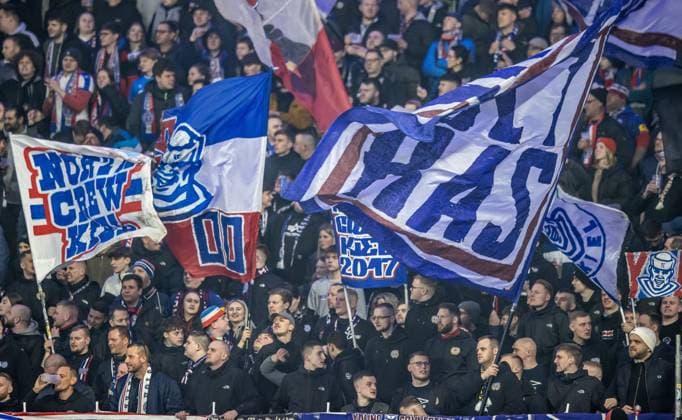 Berlin, 01.03.2024, Fussball, 2.Bundesliga, 24. Spieltag, Hertha BSC - Holstein Kiel, Olympiastadion. Fans von Holstein Kiel stehen im Gaesteblock des Stadions. DFL regulations and DFB regulations prohibit any use of photographs as image sequences and or quasi-video, Foto: Andreas Gora Hertha BSC - Holstein Kiel