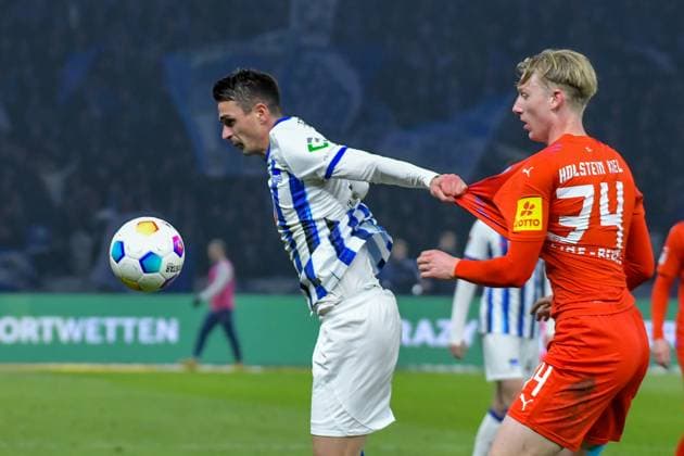 Fussball 2. Bundesliga, Hertha BSC - Holstein Kiel 01.03.2024, xdanx, Fussball 2. Bundesliga, Hertha BSC - Holstein Kiel, v.l. Smail Prevljak (Hertha BSC 9),Colin Kleine-Bekel (Holstein Kiel 34),Zweikampf, Duell, Kampf, tackle (DFL DFB REGULATIONS PROHIBIT ANY USE OF PHOTOGRAPHS as IMAGE SEQUENCES and or QUASI-VIDEO) Foto: Daniel Lakomski Mix1 Berlin Olympiastadion Berlin Berlin Deutschland (DE)