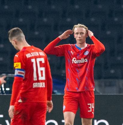 Fussball, Herren, Saison 2023 2024, 2. Bundesliga (24. Spieltag), Hertha BSC - Holstein Kiel, v. l. Philipp Sander (Holstein Kiel), Colin Kleine-Bekel (Holstein Kiel), 01.03. 2024,