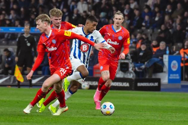 Fussball 2. Bundesliga, Hertha BSC - Holstein Kiel 01.03.2024, xdanx, Fussball 2. Bundesliga, Hertha BSC - Holstein Kiel, v.l. Colin Kleine-Bekel (Holstein Kiel 34),Jeremy Dudziak (Hertha BSC 19),Marvin Schulz (Holstein Kiel 15),Zweikampf, Duell, Kampf, tackle (DFL DFB REGULATIONS PROHIBIT ANY USE OF PHOTOGRAPHS as IMAGE SEQUENCES and or QUASI-VIDEO) Foto: Daniel Lakomski Mix1 Berlin Olympiastadion Berlin Berlin Deutschland (DE)