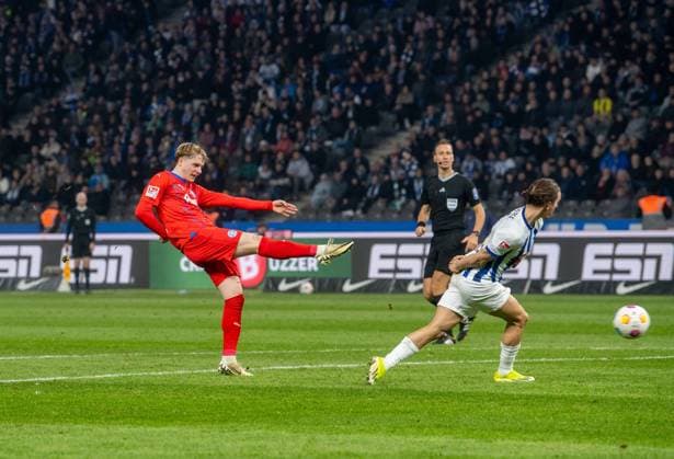 Fussball, Herren, Saison 2023 2024, 2. Bundesliga (24. Spieltag), Hertha BSC - Holstein Kiel, v. l. Finn Porath (Holstein Kiel) erzielt das Tor zum 2:1 gegen Michal Karbownik (Hertha BSC), 01.03. 2024,