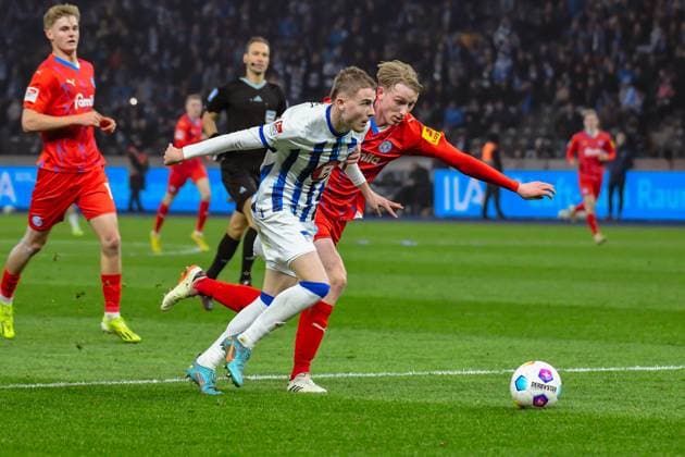 Fussball 2. Bundesliga, Hertha BSC - Holstein Kiel 01.03.2024, xdanx, Fussball 2. Bundesliga, Hertha BSC - Holstein Kiel, v.l. Marten Winkler (Hertha BSC 22),Colin Kleine-Bekel (Holstein Kiel 34),Zweikampf, Duell, Kampf, tackle (DFL DFB REGULATIONS PROHIBIT ANY USE OF PHOTOGRAPHS as IMAGE SEQUENCES and or QUASI-VIDEO) Foto: Daniel Lakomski Mix1 Berlin Olympiastadion Berlin Berlin Deutschland (DE)