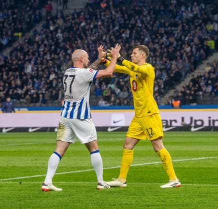 Fussball, Herren, Saison 2023 2024, 2. Bundesliga (24. Spieltag), Hertha BSC - Holstein Kiel, v. l. Toni Leistner (Hertha BSC), Torhüter Tjark Ernst (Hertha BSC), 01.03. 2024,
