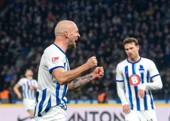 Fussball, Herren, Saison 2023 2024, 2. Bundesliga (24. Spieltag), Hertha BSC - Holstein Kiel, v. l. Toni Leistner (Hertha BSC), Pascal Klemens (Hertha BSC), 01.03. 2024,
