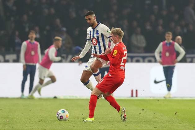 01.03.2024, xtgx, Fussball - 2.Bundesliga, Hertha BSC Berlin - Holstein Kiel emspor, v.l. Jeremy Dudziak (Hertha, 19), Niklas Niehoff (Kiel, 29) Zweikampf, Duell, Kampf, tackle (DFL DFB REGULATIONS PROHIBIT ANY USE OF PHOTOGRAPHS as IMAGE SEQUENCES and or QUASI-VIDEO) Berlin