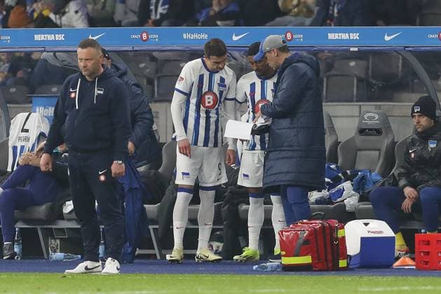 01.03.2024, xtgx, Fussball - 2.Bundesliga, Hertha BSC Berlin - Holstein Kiel emspor, v.l. Smail Prevljak (Hertha, 9) und Jeremy Dudziak (Hertha, 19) bekommen eine Anweisung (DFL DFB REGULATIONS PROHIBIT ANY USE OF PHOTOGRAPHS as IMAGE SEQUENCES and or QUASI-VIDEO) Berlin