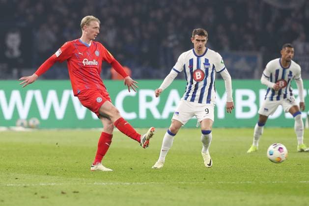 01.03.2024, xtgx, Fussball - 2.Bundesliga, Hertha BSC Berlin - Holstein Kiel emspor, v.l. Colin Kleine-Bekel (Kiel, 34), Smail Prevljak (Hertha, 9) Zweikampf, Duell, Kampf, tackle (DFL DFB REGULATIONS PROHIBIT ANY USE OF PHOTOGRAPHS as IMAGE SEQUENCES and or QUASI-VIDEO) Berlin