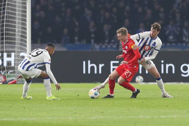 01.03.2024, xtgx, Fussball - 2.Bundesliga, Hertha BSC Berlin - Holstein Kiel emspor, v.l. Jeremy Dudziak (Hertha, 19), Finn Porath (Kiel, 27), Pascal Klemens (Hertha, 41) Zweikampf, Duell, Kampf, tackle (DFL DFB REGULATIONS PROHIBIT ANY USE OF PHOTOGRAPHS as IMAGE SEQUENCES and or QUASI-VIDEO) Berlin