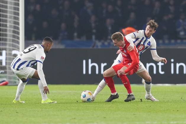 01.03.2024, xtgx, Fussball - 2.Bundesliga, Hertha BSC Berlin - Holstein Kiel emspor, v.l. Jeremy Dudziak (Hertha, 19), Finn Porath (Kiel, 27), Pascal Klemens (Hertha, 41) Zweikampf, Duell, Kampf, tackle (DFL DFB REGULATIONS PROHIBIT ANY USE OF PHOTOGRAPHS as IMAGE SEQUENCES and or QUASI-VIDEO) Berlin