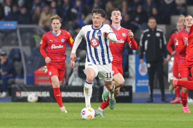 01.03.2024, xtgx, Fussball - 2.Bundesliga, Hertha BSC Berlin - Holstein Kiel emspor, v.l. Fabian Reese (Hertha, 11) am Ball, plays the ball (DFL DFB REGULATIONS PROHIBIT ANY USE OF PHOTOGRAPHS as IMAGE SEQUENCES and or QUASI-VIDEO) Berlin