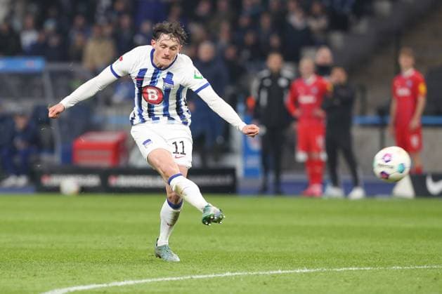01.03.2024, xtgx, Fussball - 2.Bundesliga, Hertha BSC Berlin - Holstein Kiel emspor, v.l. Fabian Reese (Hertha, 11) am Ball, plays the ball (DFL DFB REGULATIONS PROHIBIT ANY USE OF PHOTOGRAPHS as IMAGE SEQUENCES and or QUASI-VIDEO) Berlin