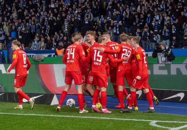 Fussball, Herren, Saison 2023 2024, 2. Bundesliga (24. Spieltag), Hertha BSC - Holstein Kiel, Kieler Jubel nach Tor zum 2:2 durch Timo Becker (Holstein Kiel), 01.03. 2024,