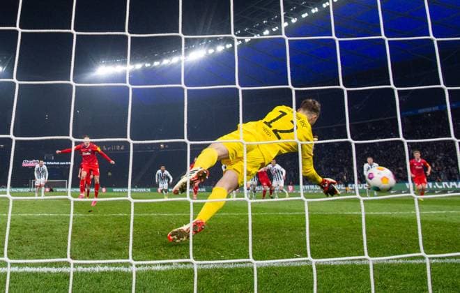Fussball, Herren, Saison 2023 2024, 2. Bundesliga (24. Spieltag), Hertha BSC - Holstein Kiel, Timo Becker (Holstein Kiel) erzielt per Foulelfmeter das Tor zum 2:2 gegen Torhüter Tjark Ernst (Hertha BSC), 01.03. 2024,
