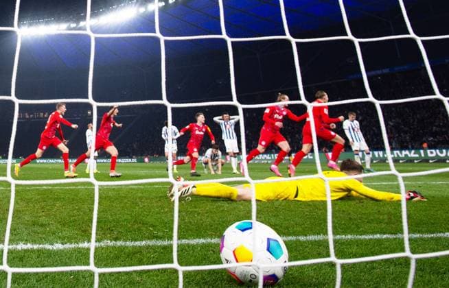 Fussball, Herren, Saison 2023 2024, 2. Bundesliga (24. Spieltag), Hertha BSC - Holstein Kiel, Timo Becker (Holstein Kiel) erzielt per Foulelfmeter das Tor zum 2:2 gegen Torhüter Tjark Ernst (Hertha BSC), 01.03. 2024,