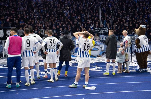 Fussball, Herren, Saison 2023 2024, 2. Bundesliga (24. Spieltag), Hertha BSC - Holstein Kiel, Berliner Enttäuschung nach Abpfiff, vorn Jonjoe Kenny (Hertha BSC), 01.03. 2024,