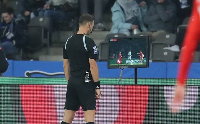 Schiedsrichter Bastian Dankert nutzt den VAR Video Assist Referee und gibt Elfmeter Strafstoß gegen Hertha Fußball Fussball DFL 2.Bundesliga Herren 24.Spieltag Saison 2023 2024 01.03.2024 Hertha BSC Berlin vs. Holstein Kiel DFL regulations prohibit any use of photographs as image sequences and or quasi-video