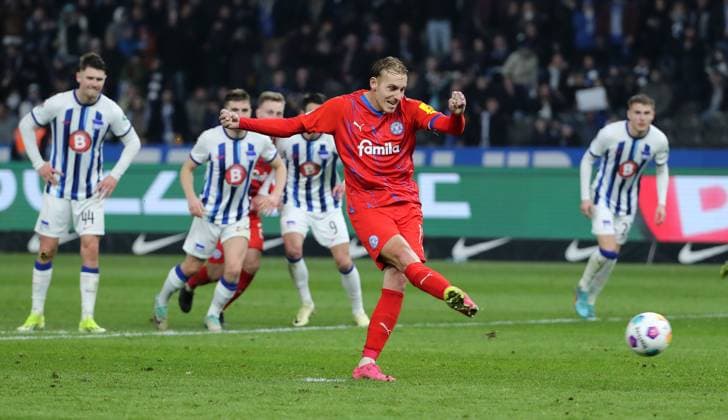 Timo Becker schießt Elfmeter Strafstoß gegen zum 2:2 Fußball Fussball DFL 2.Bundesliga Herren 24.Spieltag Saison 2023 2024 01.03.2024 Hertha BSC Berlin vs. Holstein Kiel DFL regulations prohibit any use of photographs as image sequences and or quasi-video