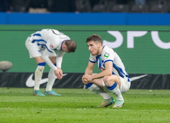 Fussball, Herren, Saison 2023 2024, 2. Bundesliga (24. Spieltag), Hertha BSC - Holstein Kiel, v. l. Marten Winkler (Hertha BSC), Jonjoe Kenny (Hertha BSC), Enttäuschung nach Abpfiff, 01.03. 2024,