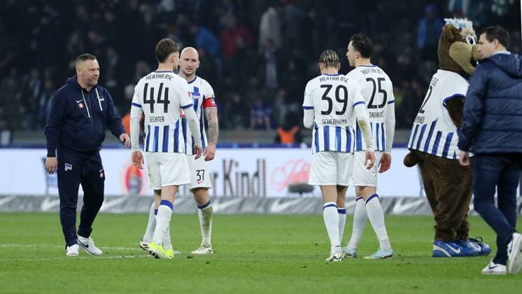 Trainer Pal Dardai, Linus Gechter, Toni Leistner, Derry Scherhant, Haris Tabakovic enttäuscht nach Spielende Unentschieden Enttäuschung Fußball Fussball DFL 2.Bundesliga Herren 24.Spieltag Saison 2023 2024 01.03.2024 Hertha BSC Berlin vs. Holstein Kiel DFL regulations prohibit any use of photographs as image sequences and or quasi-video