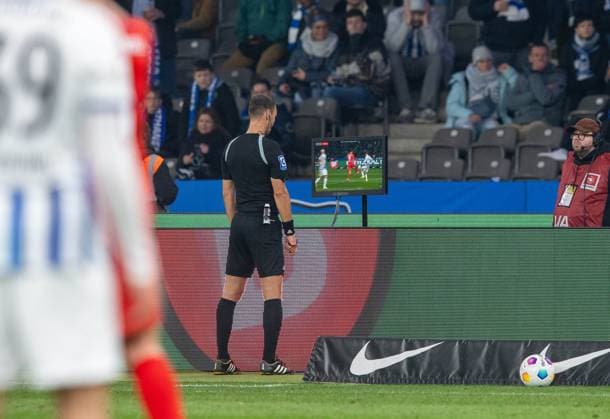 Fussball, Herren, Saison 2023 2024, 2. Bundesliga (24. Spieltag), Hertha BSC - Holstein Kiel, Schiedsrichter Bastian Dankert entscheidet nach Videobeweis auf Elfmeter für Kiel, nachdem Linus Gechter (Hertha BSC) Patrick Erras (Holstein Kiel) foulte, 01.03. 2024,