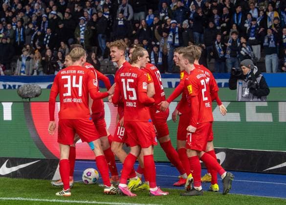 Fussball, Herren, Saison 2023 2024, 2. Bundesliga (24. Spieltag), Hertha BSC - Holstein Kiel, Kieler Jubel nach Tor zum 2:2 durch Timo Becker (Holstein Kiel), 01.03. 2024,