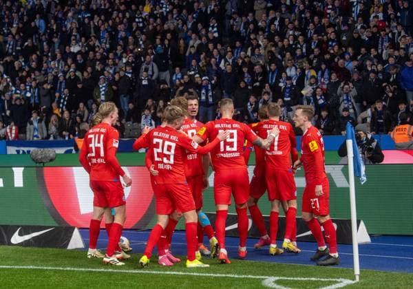 Fussball, Herren, Saison 2023 2024, 2. Bundesliga (24. Spieltag), Hertha BSC - Holstein Kiel, Kieler Jubel nach Tor zum 2:2 durch Timo Becker (Holstein Kiel), 01.03. 2024,