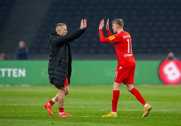 Fussball, Herren, Saison 2023 2024, 2. Bundesliga (24. Spieltag), Hertha BSC - Holstein Kiel, v. l. Lewis Holtby (Holstein Kiel), Alexander Bernhardsson (Holstein Kiel), Jubel nach Abpfiff, 01.03. 2024,