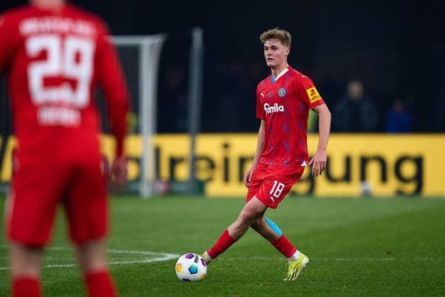 Tom Rothe (Holstein Kiel, 18), GER, Hertha BSC vs. Holstein Kiel, Fussball Herren, 2. Bundesliga, Saison 2023 2024, 24. Spieltag, 01.03.2024. (DFL REGULATIONS PROHIBIT ANY USE OF PHOTOGRAPHS AS IMAGE SEQUENCES AND OR QUASI - VIDEO). GER, Hertha BSC vs. Holstein Kiel, Fussball Herren, 2. Bundesliga, Saison 2023 2024, 24. Spieltag, 01.03.2024. Berlin