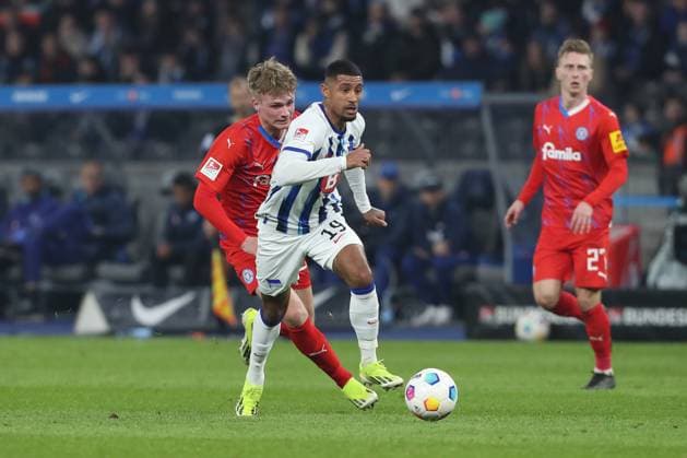 01.03.2024, xtgx, Fussball - 2.Bundesliga, Hertha BSC Berlin - Holstein Kiel emspor, v.l. Jonjoe Kenny (Hertha, 16) am Ball, plays the ball (DFL DFB REGULATIONS PROHIBIT ANY USE OF PHOTOGRAPHS as IMAGE SEQUENCES and or QUASI-VIDEO) Berlin