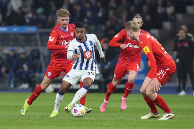 01.03.2024, xtgx, Fussball - 2.Bundesliga, Hertha BSC Berlin - Holstein Kiel emspor, v.l. Niklas Niehoff (Kiel, 29), Jeremy Dudziak (Hertha, 19), Colin Kleine-Bekel (Kiel, 34) Zweikampf, Duell, Kampf, tackle (DFL DFB REGULATIONS PROHIBIT ANY USE OF PHOTOGRAPHS as IMAGE SEQUENCES and or QUASI-VIDEO) Berlin