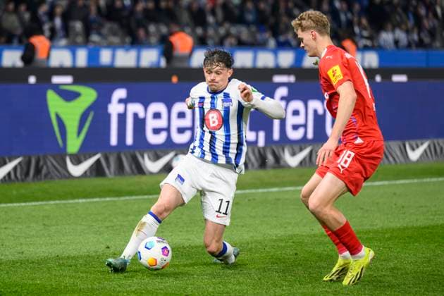 v.l. Fabian Reese (Hertha BSC, 11), Tom Rothe ( Holstein Kiel, 18), Zweikampf, Action, Kampf, Hertha BSC - Holstein Kiel, 2. Bundesliga, Fussball, DFB, Spielzeit 2023 2024, 24. Spieltag, Olympia - Stadion Berlin, DFB DFL REGULATIONS PROHIBIT ANY USE OF PHOTOGRAPHS AS IMAGE SEQUENCES AND OR QUASI-VIDEO, 01.03. 2024, Foto: HMB Media Uwe Koch