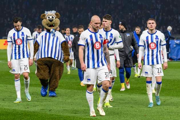 Toni Leistner (Hertha BSC, 37), Das Team der Hertha - unzufrieden ueber ein 2:2 unentschieden zum Ende der Partie, Hertha BSC - Holstein Kiel, 2. Bundesliga, Fussball, DFB, Spielzeit 2023 2024, 24. Spieltag, Olympia - Stadion Berlin, DFB DFL REGULATIONS PROHIBIT ANY USE OF PHOTOGRAPHS AS IMAGE SEQUENCES AND OR QUASI-VIDEO, 01.03. 2024, Foto: HMB Media Uwe Koch