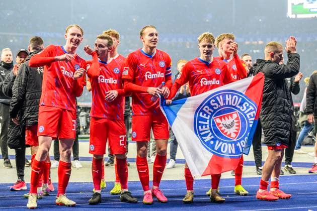 Holstein Kiel - Jubel, Freude, ueber ein 2:2 unentschieden zum Ende der Partie, Hertha BSC - Holstein Kiel, 2. Bundesliga, Fussball, DFB, Spielzeit 2023 2024, 24. Spieltag, Olympia - Stadion Berlin, DFB DFL REGULATIONS PROHIBIT ANY USE OF PHOTOGRAPHS AS IMAGE SEQUENCES AND OR QUASI-VIDEO, 01.03. 2024, Foto: HMB Media Uwe Koch