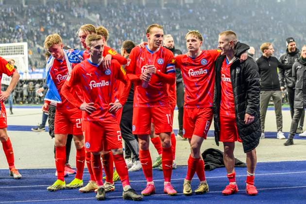 Holstein Kiel - Jubel, Freude, ueber ein 2:2 unentschieden zum Ende der Partie, Hertha BSC - Holstein Kiel, 2. Bundesliga, Fussball, DFB, Spielzeit 2023 2024, 24. Spieltag, Olympia - Stadion Berlin, DFB DFL REGULATIONS PROHIBIT ANY USE OF PHOTOGRAPHS AS IMAGE SEQUENCES AND OR QUASI-VIDEO, 01.03. 2024, Foto: HMB Media Uwe Koch