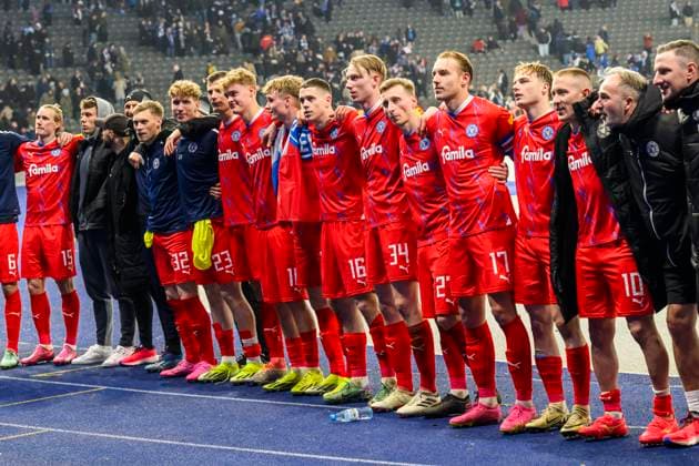 Jubel, Freude, ueber ein 2:2 unentschieden zum Ende der Partie, feiern mit den Fans, Hertha BSC - Holstein Kiel, 2. Bundesliga, Fussball, DFB, Spielzeit 2023 2024, 24. Spieltag, Olympia - Stadion Berlin, DFB DFL REGULATIONS PROHIBIT ANY USE OF PHOTOGRAPHS AS IMAGE SEQUENCES AND OR QUASI-VIDEO, 01.03. 2024, Foto: HMB Media Uwe Koch