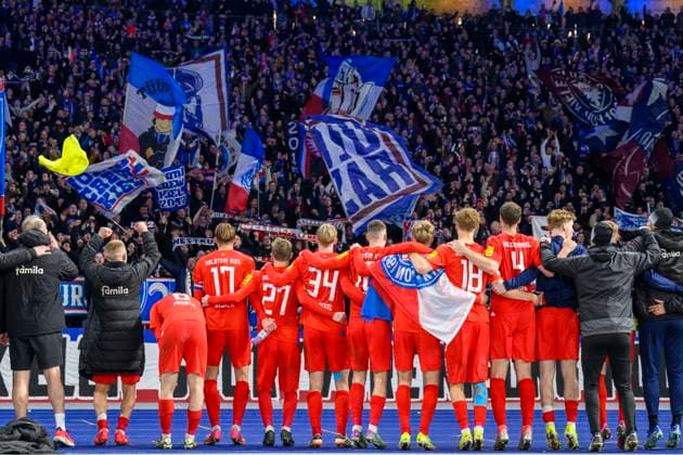 Jubel, Freude, ueber ein 2:2 unentschieden zum Ende der Partie, feiern mit den Fans, Hertha BSC - Holstein Kiel, 2. Bundesliga, Fussball, DFB, Spielzeit 2023 2024, 24. Spieltag, Olympia - Stadion Berlin, DFB DFL REGULATIONS PROHIBIT ANY USE OF PHOTOGRAPHS AS IMAGE SEQUENCES AND OR QUASI-VIDEO, 01.03. 2024, Foto: HMB Media Uwe Koch