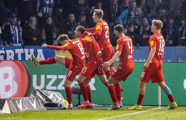 Berlin, 01.03.2024, Fussball, 2.Bundesliga, 24. Spieltag, Hertha BSC - Holstein Kiel, Olympiastadion. Kiels Timo Becker (2.v.l) jubelt mit Teamkollegen nach seinem Treffer zum 2:2. DFL regulations and DFB regulations prohibit any use of photographs as image sequences and or quasi-video, Foto: Andreas Gora Hertha BSC - Holstein Kiel