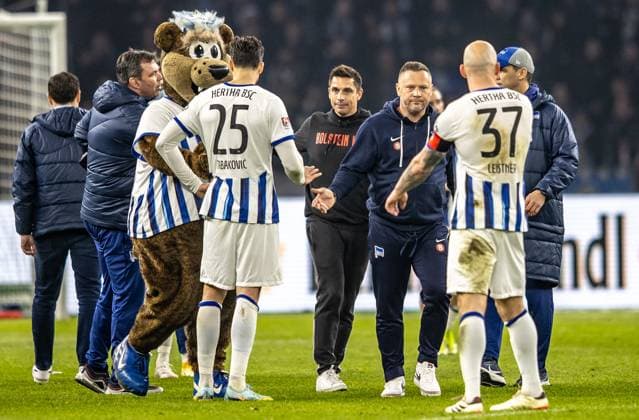 Berlin, 01.03.2024, Fussball, 2.Bundesliga, 24. Spieltag, Hertha BSC - Holstein Kiel, Olympiastadion. Trainer Pal Dardai von Hertha BSC klatscht sich nach Spielende enttaeuscht mit seinen Spielern ab. DFL regulations and DFB regulations prohibit any use of photographs as image sequences and or quasi-video, Foto: Andreas Gora Hertha BSC - Holstein Kiel