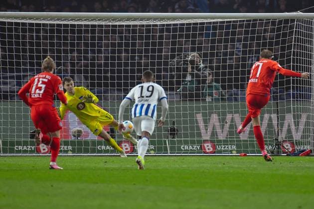 Fussball 2. Bundesliga, Hertha BSC - Holstein Kiel 01.03.2024, xdanx, Fussball 2. Bundesliga, Hertha BSC - Holstein Kiel, v.l. Timo Becker (Holstein Kiel 17),Jubel nach dem 2:2 (DFL DFB REGULATIONS PROHIBIT ANY USE OF PHOTOGRAPHS as IMAGE SEQUENCES and or QUASI-VIDEO) Foto: Daniel Lakomski Mix1 Berlin Olympiastadion Berlin Berlin Deutschland (DE)