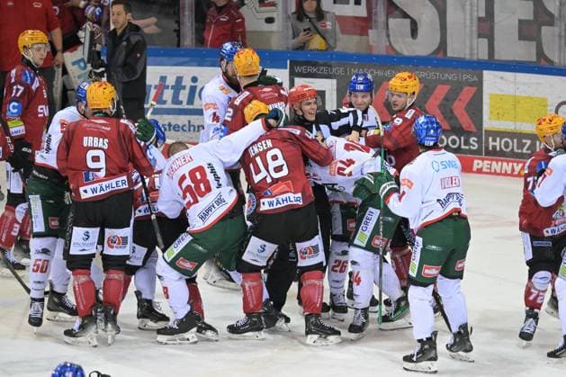 Sport Themen der Woche KW09 Sport Bilder des Tages Zum Ende des Drittelsbeginnt eine Massenschlaegerei , Fischtown Pinguins - Augsburger Panther, Eishockey, Deutsche Eishockey Liga, DEL, 01.03.2024 Bremerhaven Bremen Deutschland *** At the end of the third period a mass brawl begins, Fischtown Pinguins Augsburger Panther, Ice Hockey, German Ice Hockey League, DEL, 01 03 2024 Bremerhaven Bremen Germany Copyright: xkolbert-press BurghardxSchreyerx