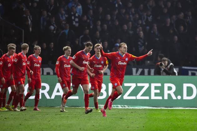 Fussball 2. Bundesliga, Hertha BSC - Holstein Kiel 01.03.2024, xdanx, Fussball 2. Bundesliga, Hertha BSC - Holstein Kiel, v.l. Jubel nach dem 2:2 durch Timo Becker (Holstein Kiel 17) (DFL DFB REGULATIONS PROHIBIT ANY USE OF PHOTOGRAPHS as IMAGE SEQUENCES and or QUASI-VIDEO) Foto: Daniel Lakomski Mix1 Berlin Olympiastadion Berlin Berlin Deutschland (DE)