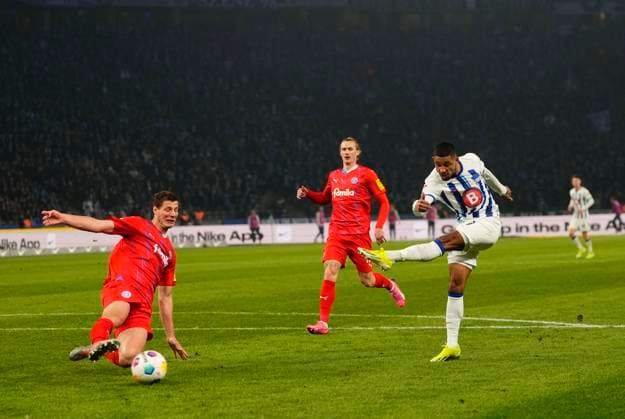 Germany, Berlin, 01.03.2024, Olympic Stadium, Hertha BSC vs Holstein Kiel - 2. Bundesliga, Jeremy Dudziak (Hertha Berlin) shoots on goal Berlin Olympic Stadium Berlin Germany